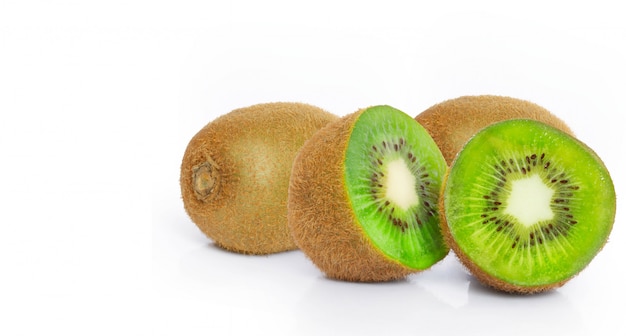 Kiwi auf weißem Hintergrund