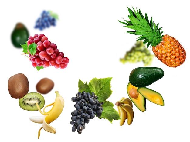 Kiwi banan avokado uva ananás levita em uma dieta saudável de fundo branco Frutas e legumes frescos