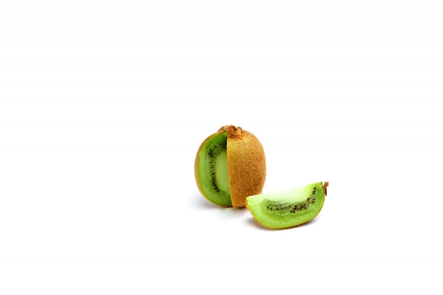 Kiwi en un blanco, composición, aislar.