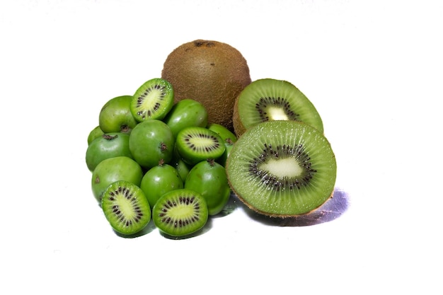 Kiwi cerrar Kiwis de diferentes variedades Green Kiwi y Baby Kiwi sobre fondo blanco.