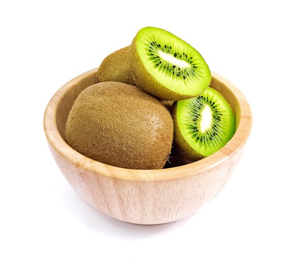 Kiwi cheio e meio em grupo em madeira