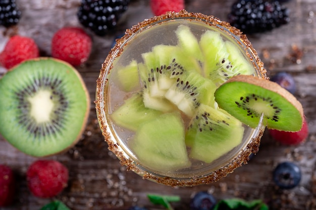 Kiwi-Cocktail von oben gesehen mit Früchten verziert