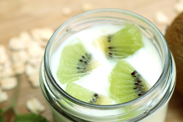 Kiwi com iogurte batido