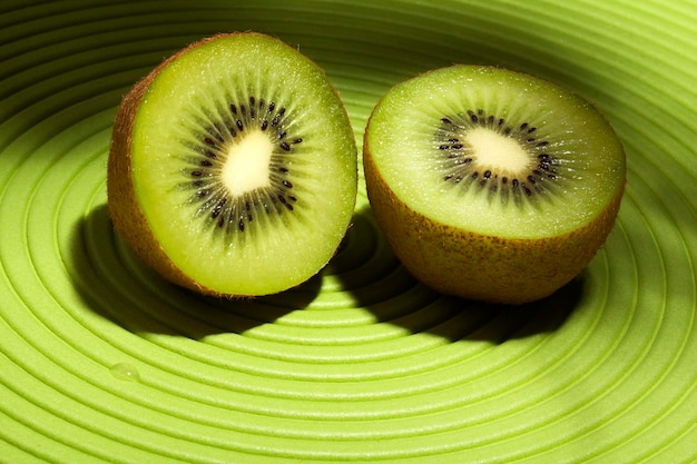 Un kiwi cortado por la mitad mostrando las semillas.