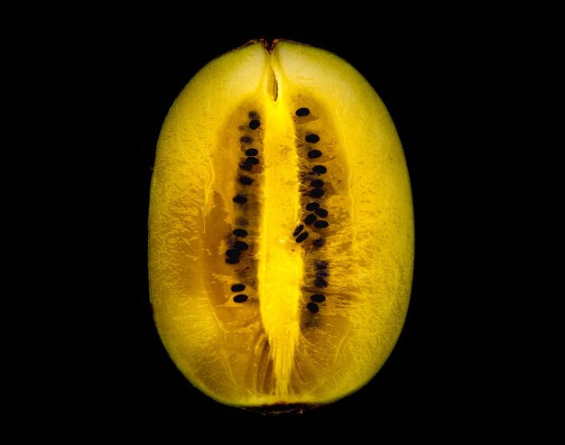 kiwi cortado por la mitad, naturaleza muerta, fotografía de estudio, fruta en un fondo negro