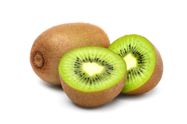 Kiwi con corte por la mitad aislado sobre fondo blanco.