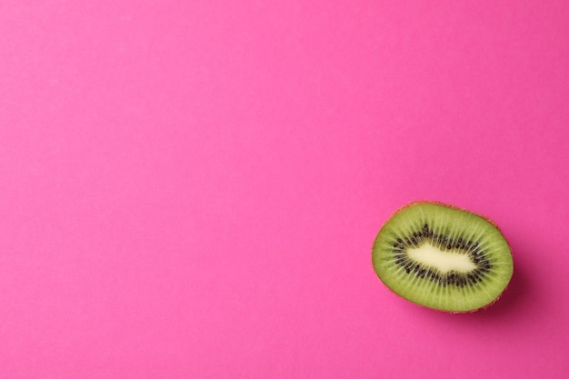Kiwi dulce maduro en superficie rosa