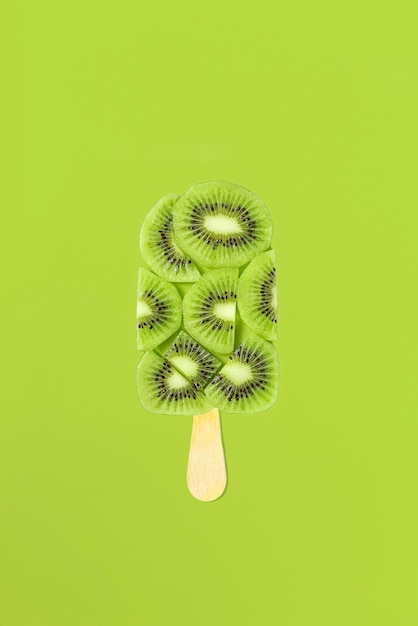 Kiwi-Eis am Stiel mit Kiwi-Scheiben drauf