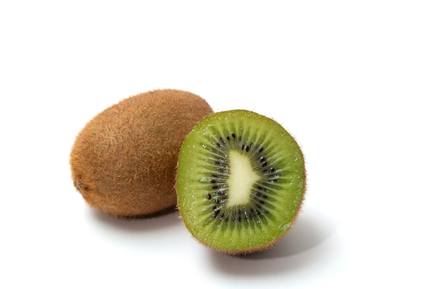 Kiwi em fundo branco, isolado