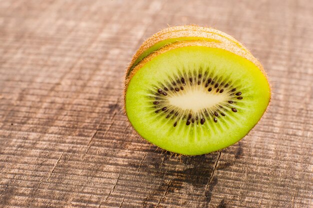 Kiwi em marrom