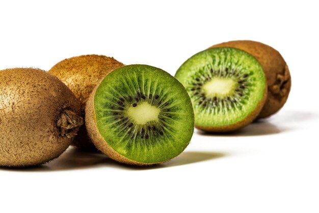 Kiwi em um corte closeup em um fundo claro