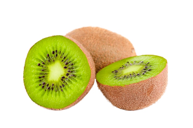 kiwi entero y aislado a la mitad