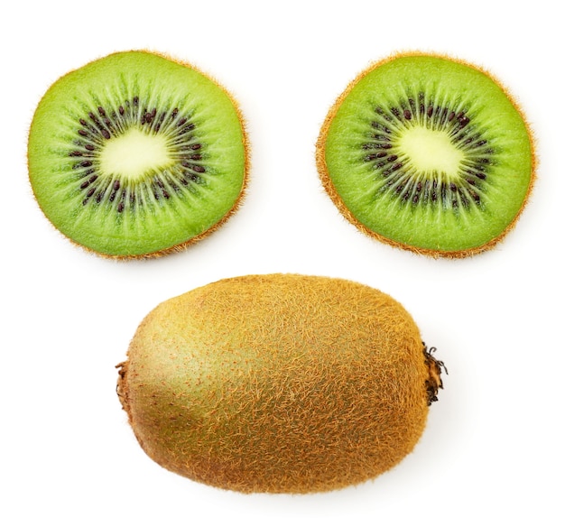 Kiwi entero y medio primer plano sobre un fondo blanco, aislado. La vista desde arriba