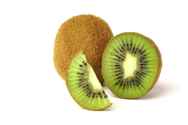 Kiwi entero y sus gajos cortados aislados.