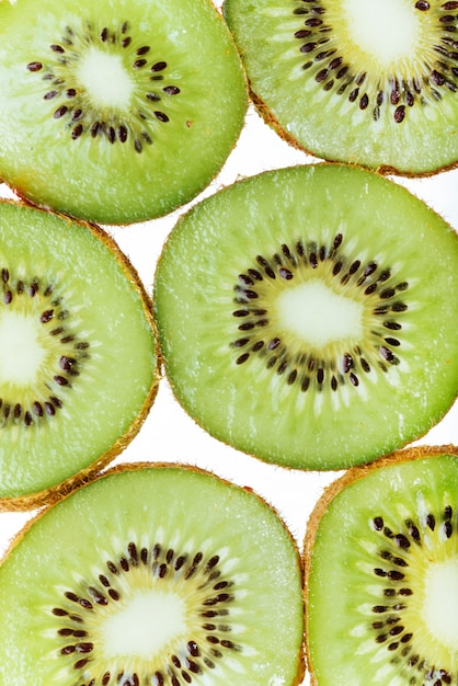 Kiwi entero y sus segmentos en rodajas aislados