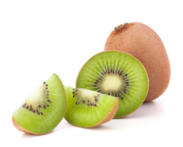 Kiwi entero y sus segmentos