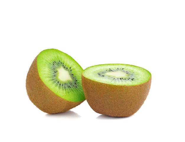 Kiwi fatiado isolado no fundo branco