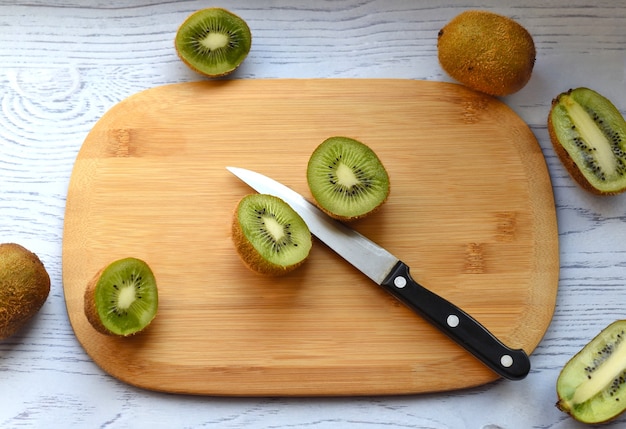 Kiwi fatiado na tábua com faca