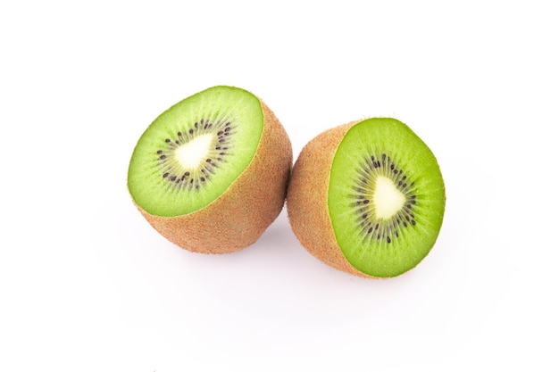 Kiwi fatiado no fundo branco