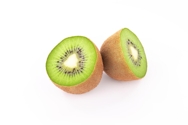 Kiwi fatiado no fundo branco