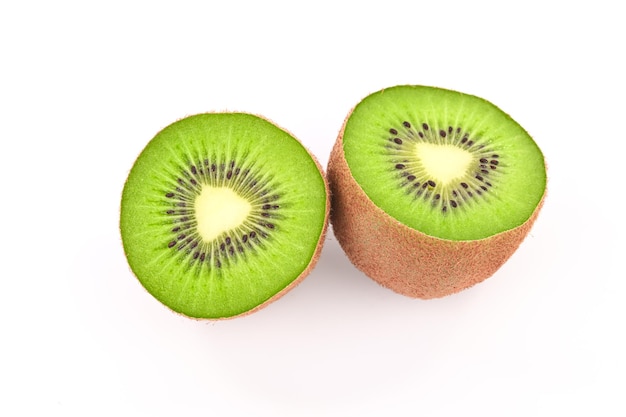 Kiwi fatiado no fundo branco