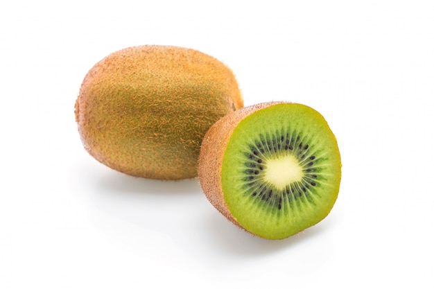 kiwi fresco en blanco