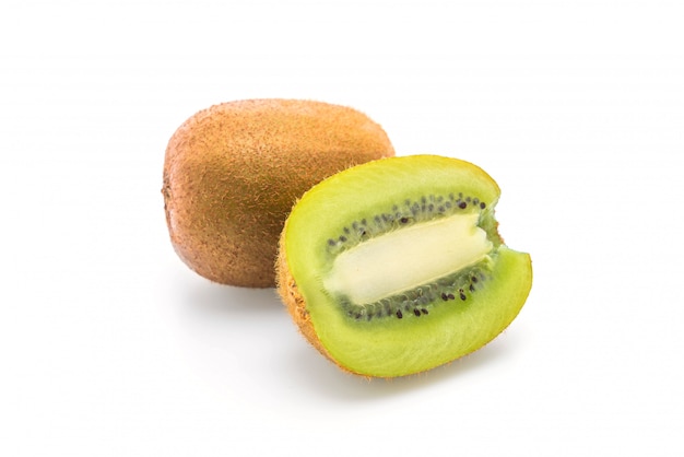 kiwi fresco en blanco