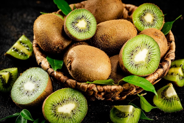 Kiwi fresco com folhas em uma cesta