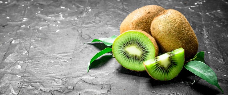 Kiwi fresco com folhas