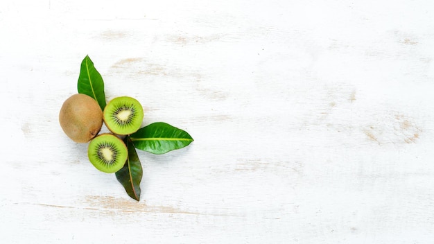 Kiwi fresco em uma mesa de madeira branca Estilo rústico Frutas Vista superior Espaço livre para texto