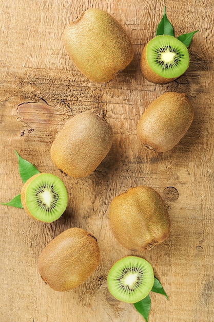 Kiwi fresco em uma mesa de madeira rústica