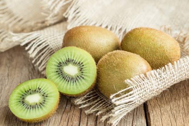 Kiwi fresco na mesa de madeira