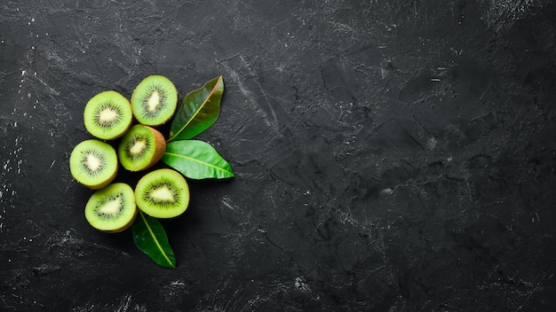 Kiwi fresco sobre un fondo de piedra negra Frutas Vista superior Espacio libre para texto