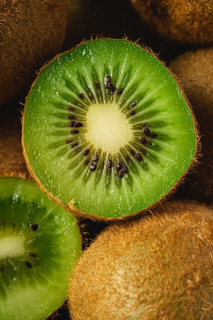 Kiwi Frucht halb geschnitten Nahaufnahme Makro, gesunde Lebensweise und Essen, lebendige grüne Farbe