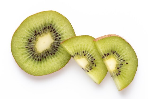 Kiwi Frucht Scheiben Makro. Reife Kiwi isoliert auf weißer Oberfläche. flach liegen.