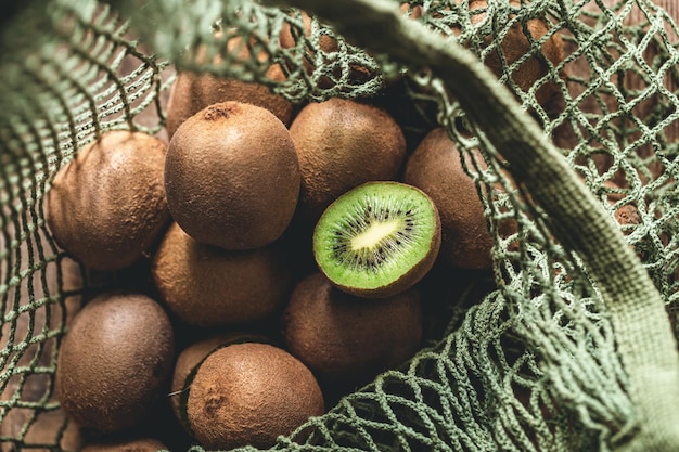 Kiwi-Früchte in der Draufsicht der Öko-Tasche aus nächster Nähe