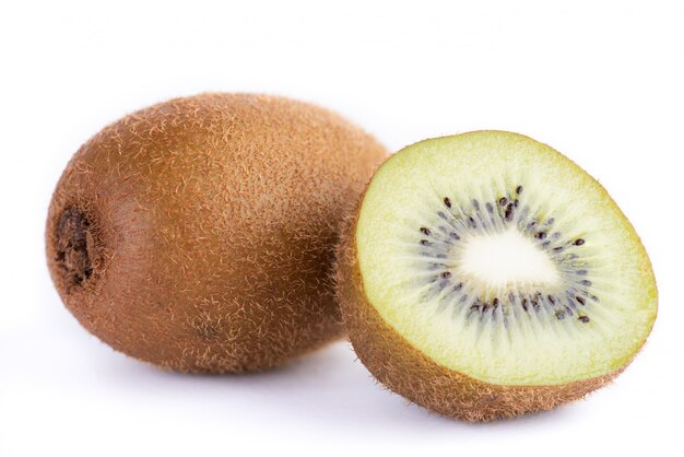 Kiwi ganz und halb auf weißem Hintergrund