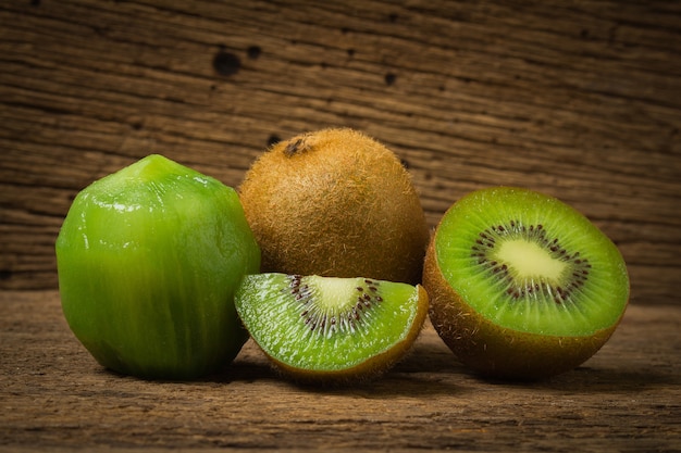 Kiwi. geschnitten. Hälfte. frisch. auf altem Holz