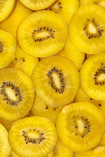 Kiwi Gold amarillo en rodajas vista superior de fondo de frutas tropicales