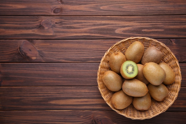 Kiwi in einem Korb auf Braun