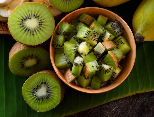 Kiwi in einer Holzschale Draufsicht