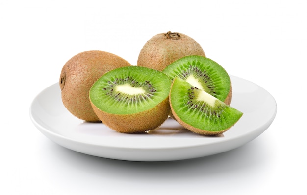 Kiwi in einer Platte lokalisiert auf einem weißen Hintergrund