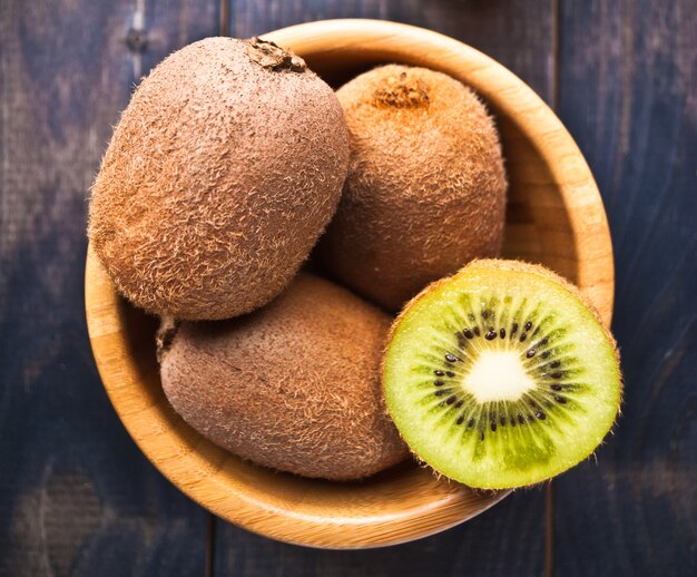 Kiwi in einer Schüssel