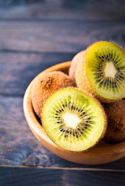 Kiwi in einer Schüssel