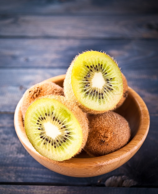 Kiwi in einer Schüssel