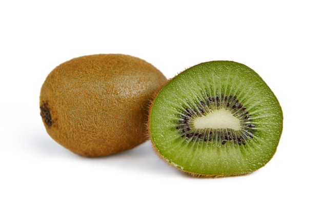 Kiwi inteiro e meio em um fundo branco