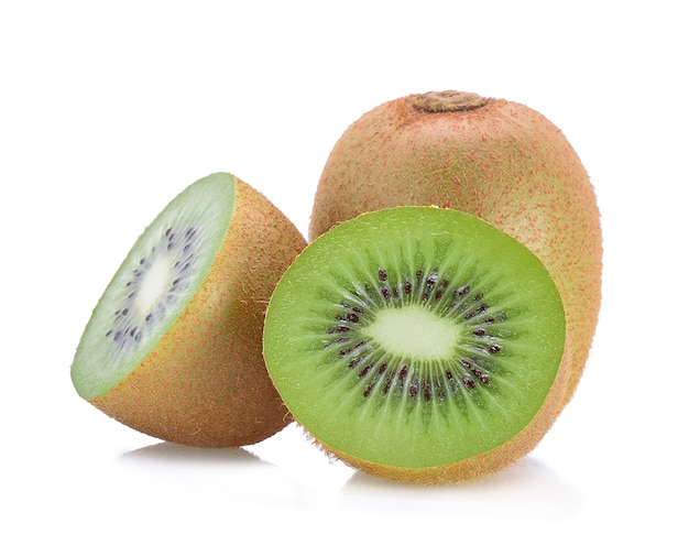 Kiwi isoliert auf weiß