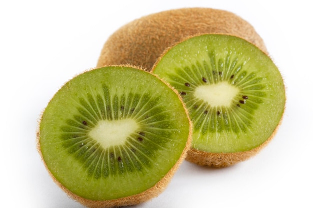 Kiwi isoliert auf weißem Hintergrund