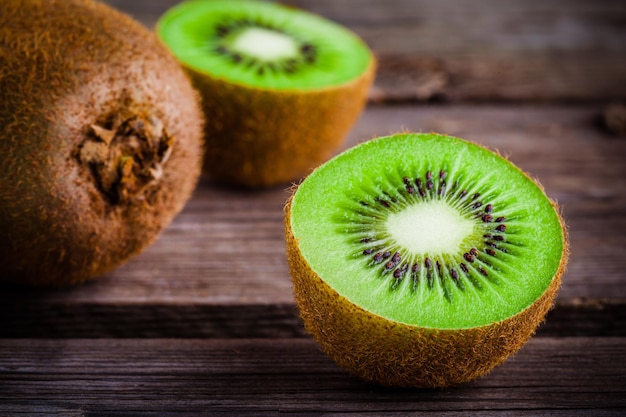 Kiwi jugoso fresco orgánico sobre un fondo de madera rústica