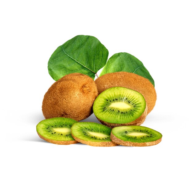 Kiwi jugoso con hojas sobre una superficie blanca